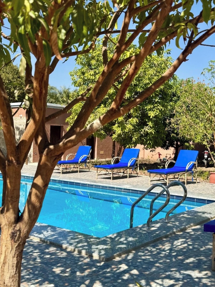Eljuneina Villas