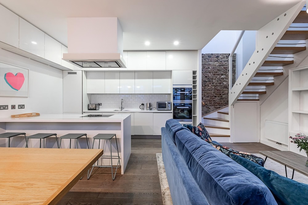 Quiet 2 Bed 2 Bath Mews House South Kensington