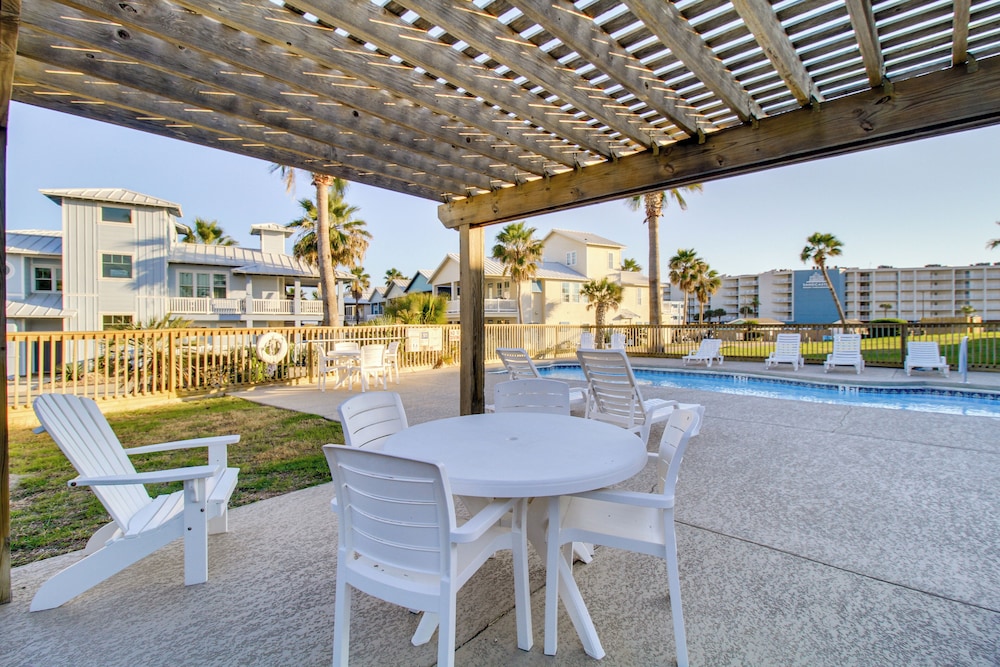 Steps to Sand: Breezy Port Aransas Condo!