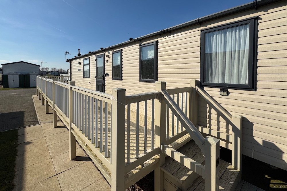 Statichomesleeps6-lakeview-petsok-balcony-parking