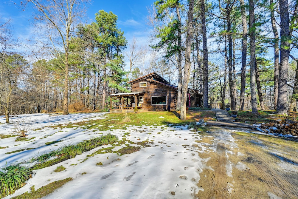 Log Cabin Retreat in Kentucky: Fire Pit & Grill!