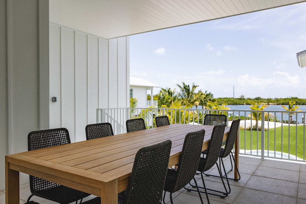 New Waterfront Home - Dreamside House