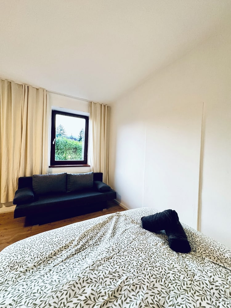 Stylish 3BR Apt Outdoor Space Sleeps 8