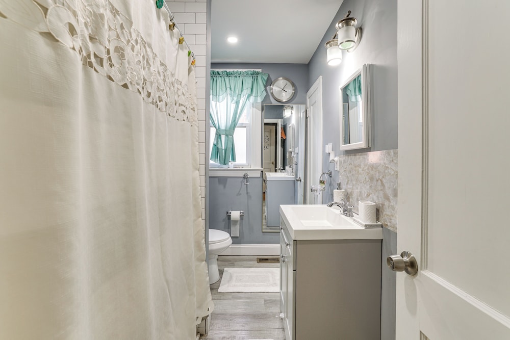 3 Mi to Penn: Pet-friendly Townhome in Yeadon!