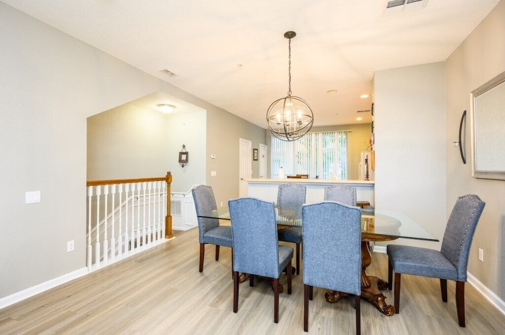 New and Gorgeous Townhome, Vista Cay - 4008