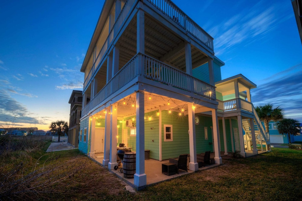 Coastal Soiree Ocean Views, Game Room, & Steps From Port Aransas Beaches