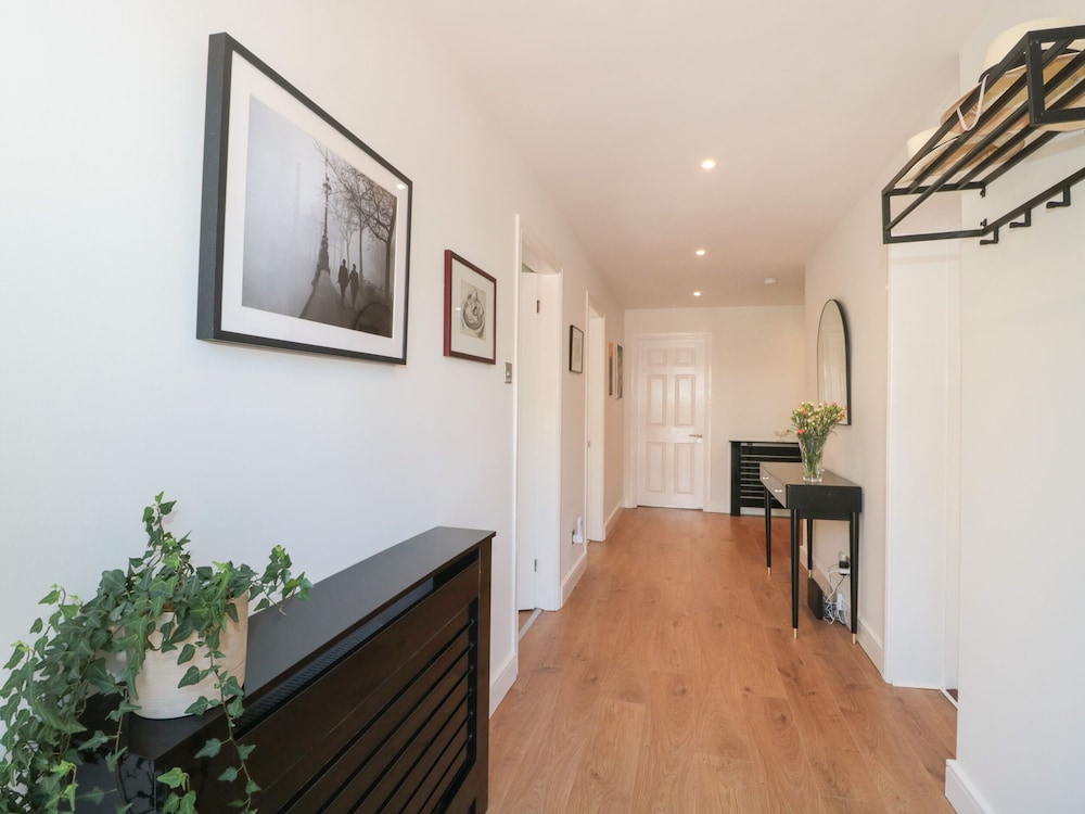 1 Charlotte Close