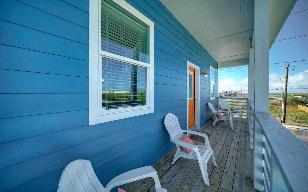 Sleeps 24, 2 Homes 2blocks to the Beach, Pool, Game Room, Patio w/ Outdoor Bar