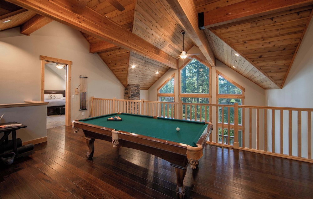 The T-pot Chalet for 12