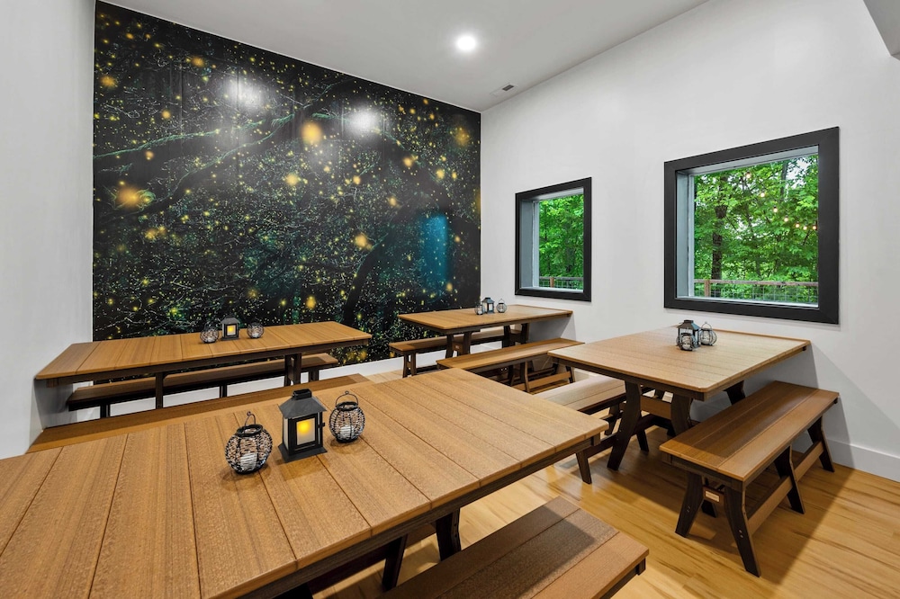 Arcade, Playground, Indoor Pool, Hot Tub, Firepit Minutes From Dollywood & National Parks 2 Firefly Mountain Suites by Avantstay