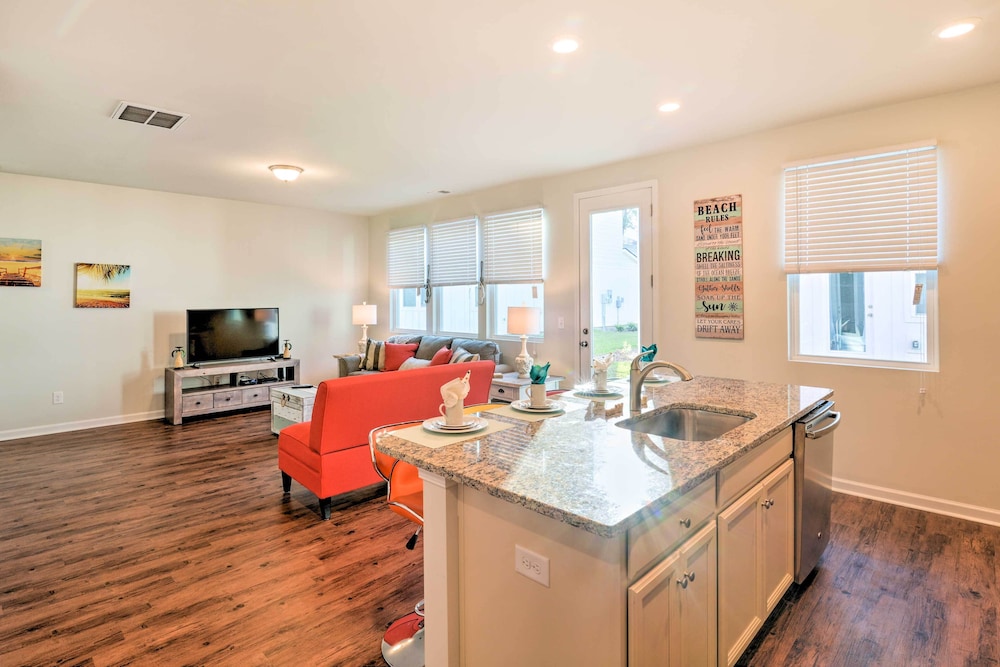 Colorful Myrtle Beach House: 2 Mi to Beaches!