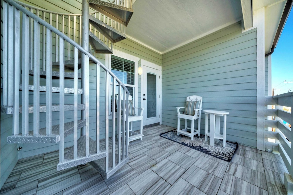 Sleeps 33! 4 Condos, Walk to the Beach, Resort-style Pool, Endless Summer Resort