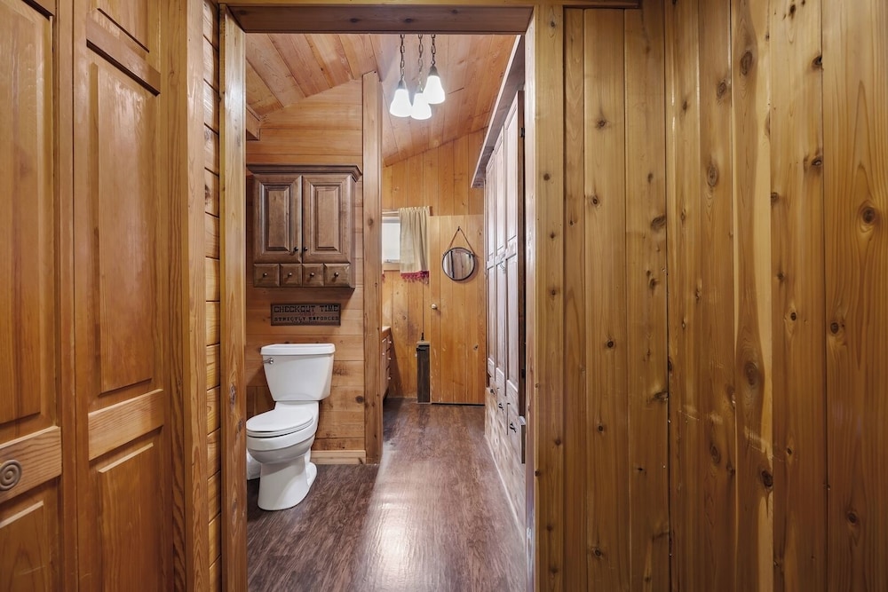 Pet-friendly 3BR Lake House Firepit + Pier