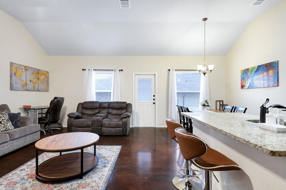 Modern Pet-friendly Duplex Near River Walk 3 Bedroom Duplex