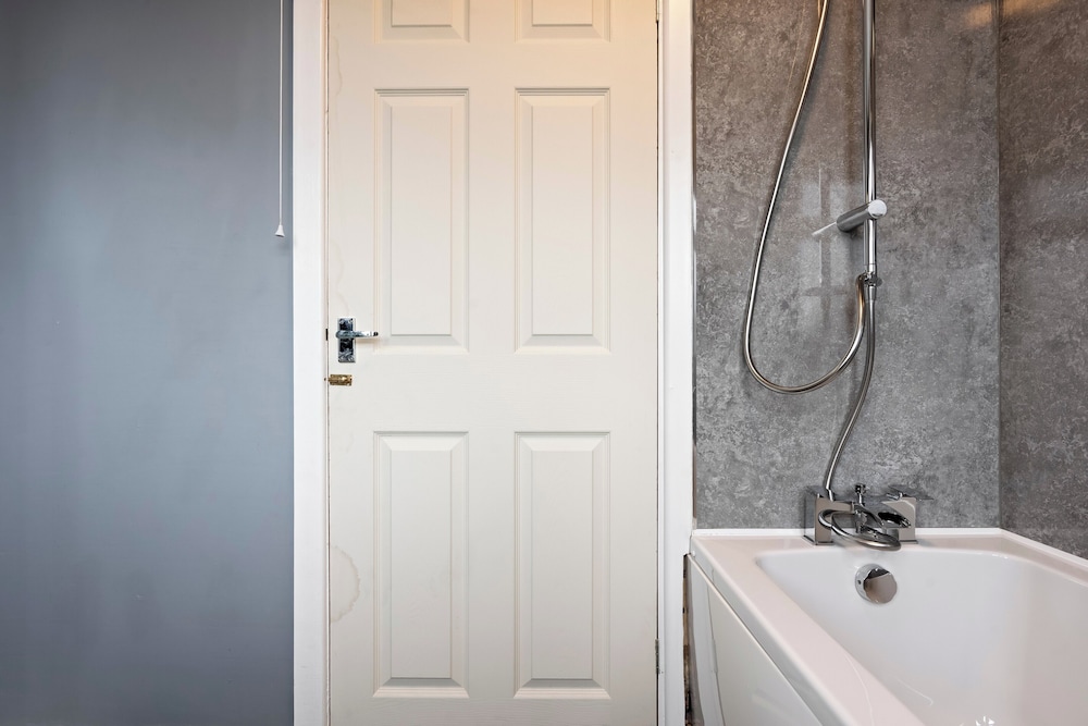 8guests-3br-parking-familyfriendly-nearairport