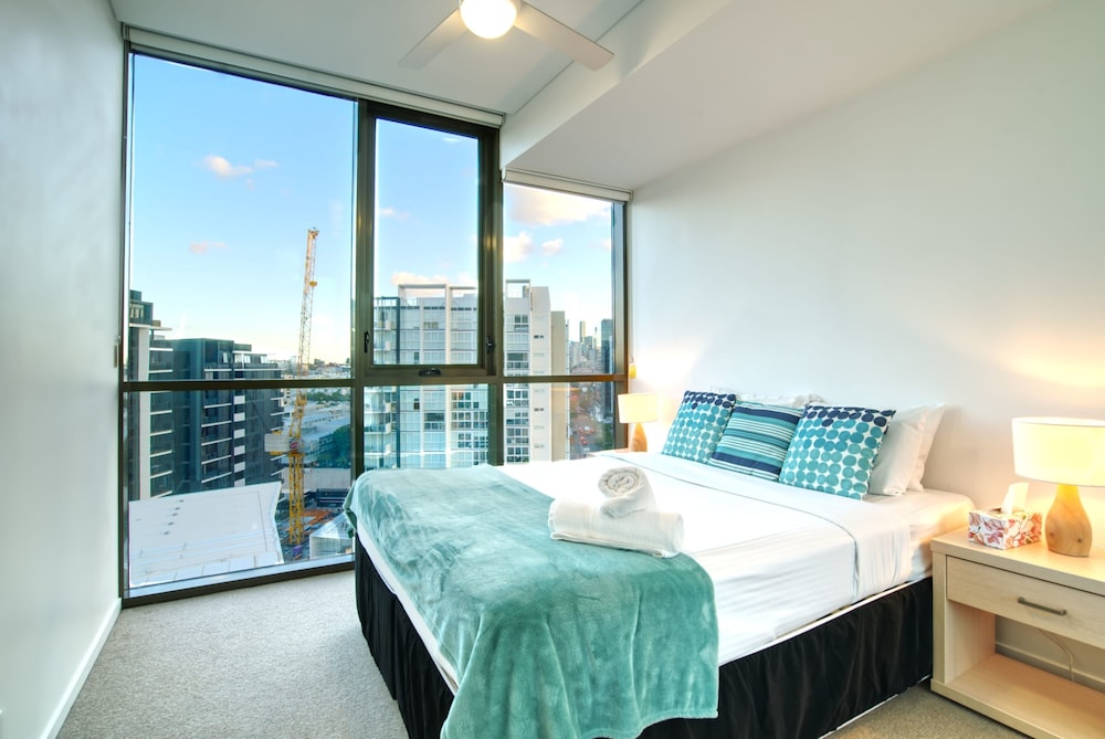 2BR Food Drink Hub Pool Parking Gym Rooftop