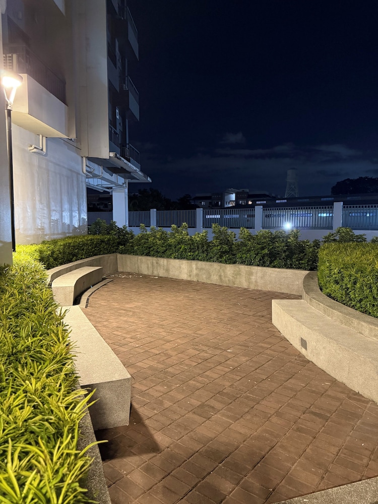 Cozy Retreat w/Balcony Near SM Mall/NAIA Airport
