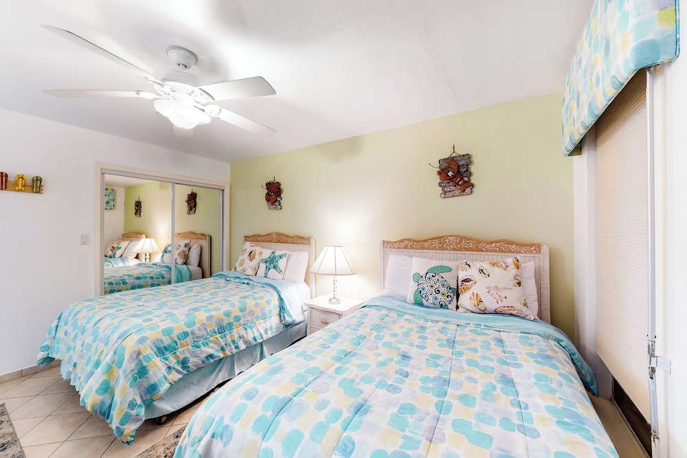 Corner 3BR w/ Gulf Views, Pools, Hot Tub, Sauna