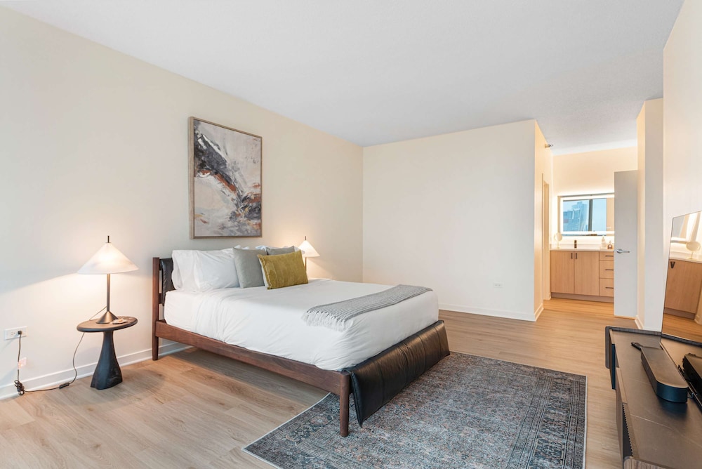 Brand-new 3BR City Views Prime West Loop Spot