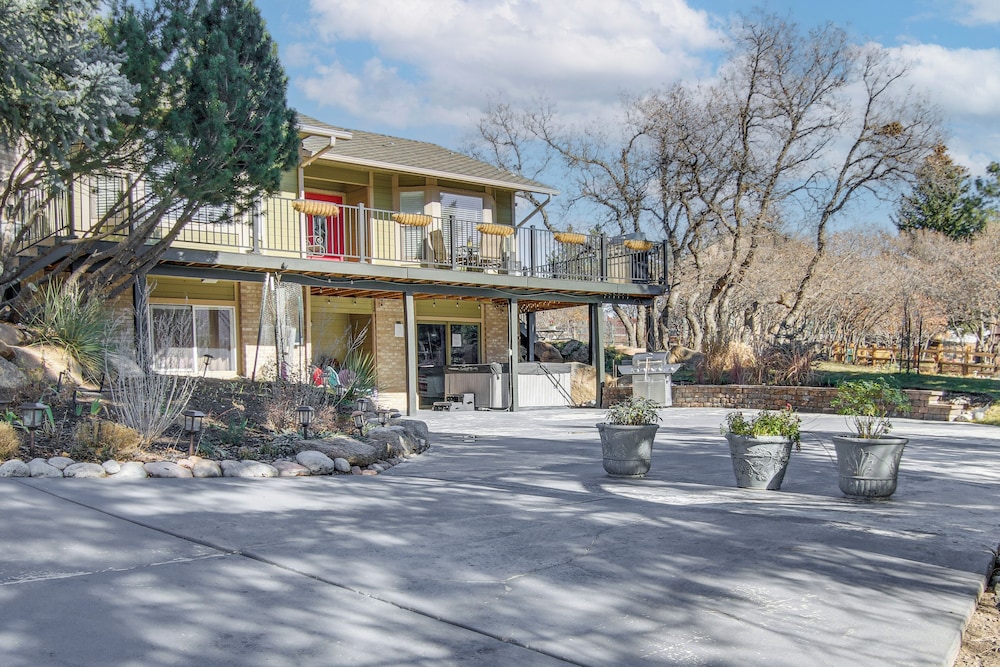 Private Hot Tub, 4 Mi to Usafa: Cozy Apartment!