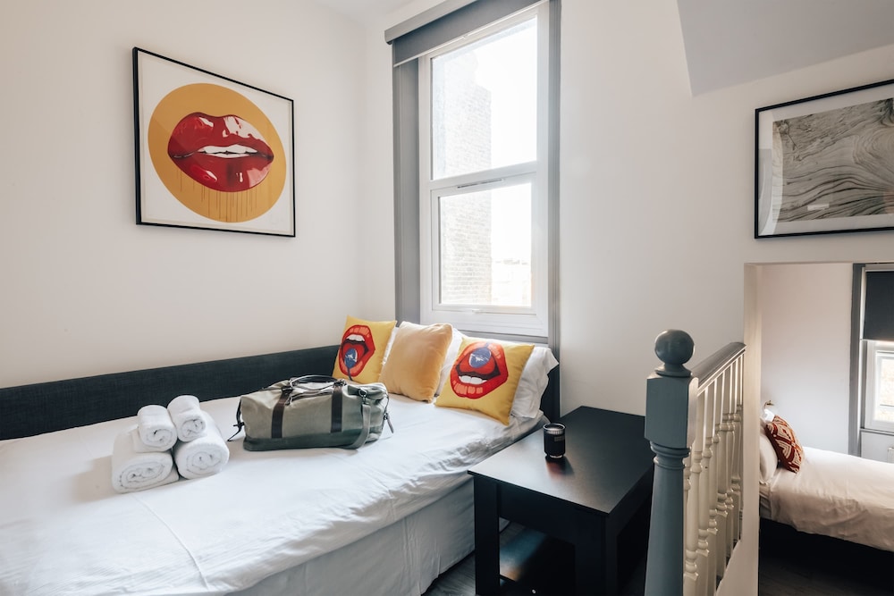Cosy and Modern Duplex in the Heart of Earls Court