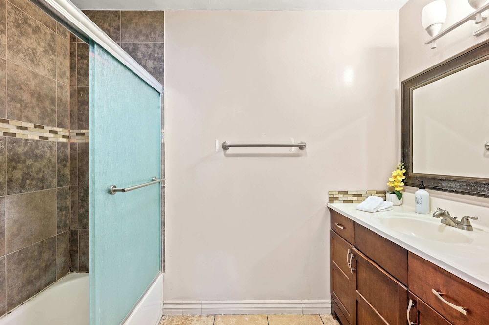 Modern Family Home w Full Amenities & Near ONT