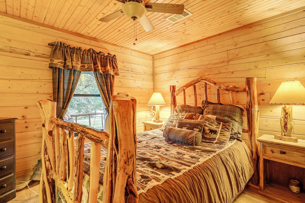 Private Pool: Fun Riverfront Retreat in Hamilton!
