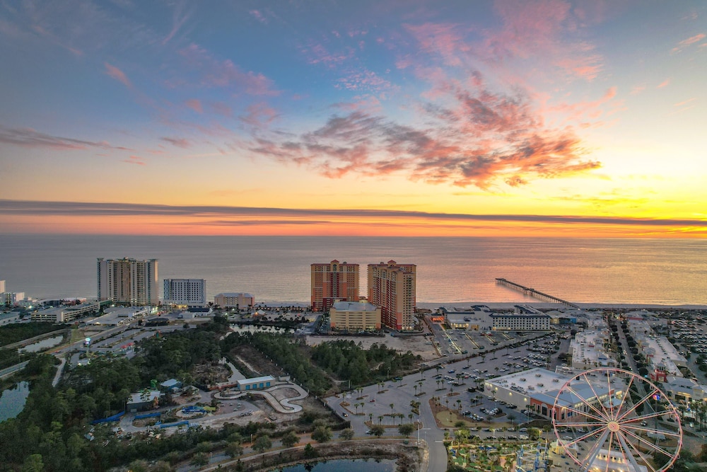 Fall Retreat Condo w Heated Pool Hot tub Pier Pk