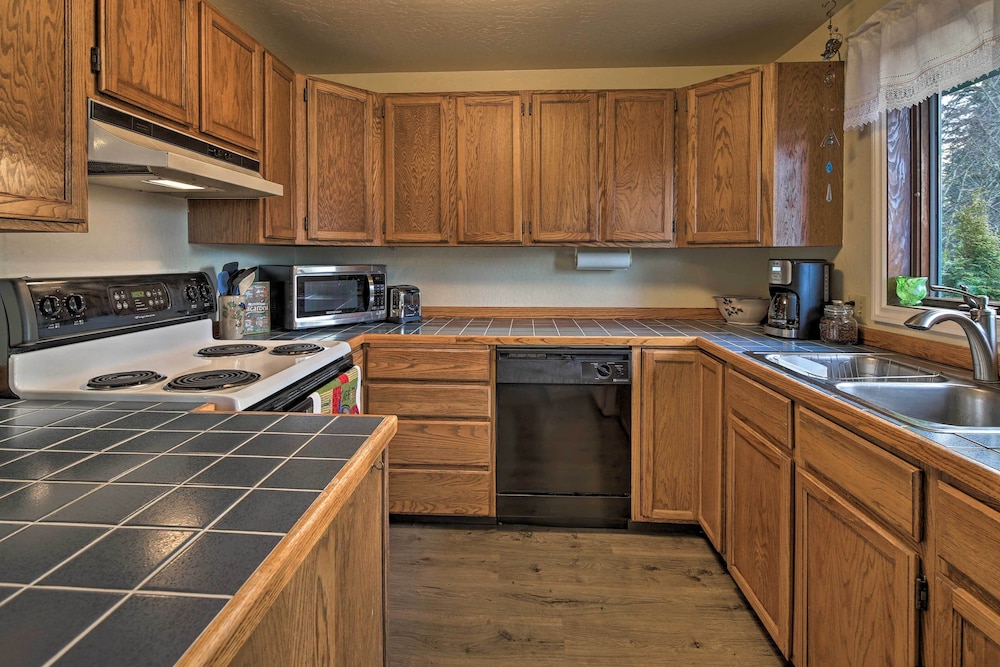 Juneau Vacations - Cozy Retreat w/ Fire Pit - Near Mendenhall Glacier - Property Image 12