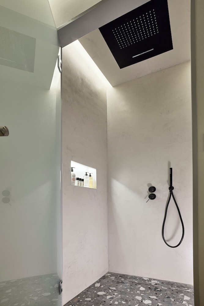 Cama Luxury Suites Kavouri