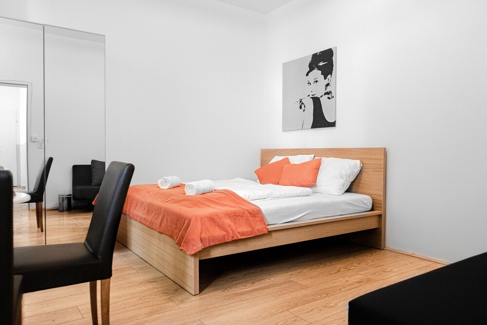Relaxing 2BR shared Apt. U3 Enkplatz