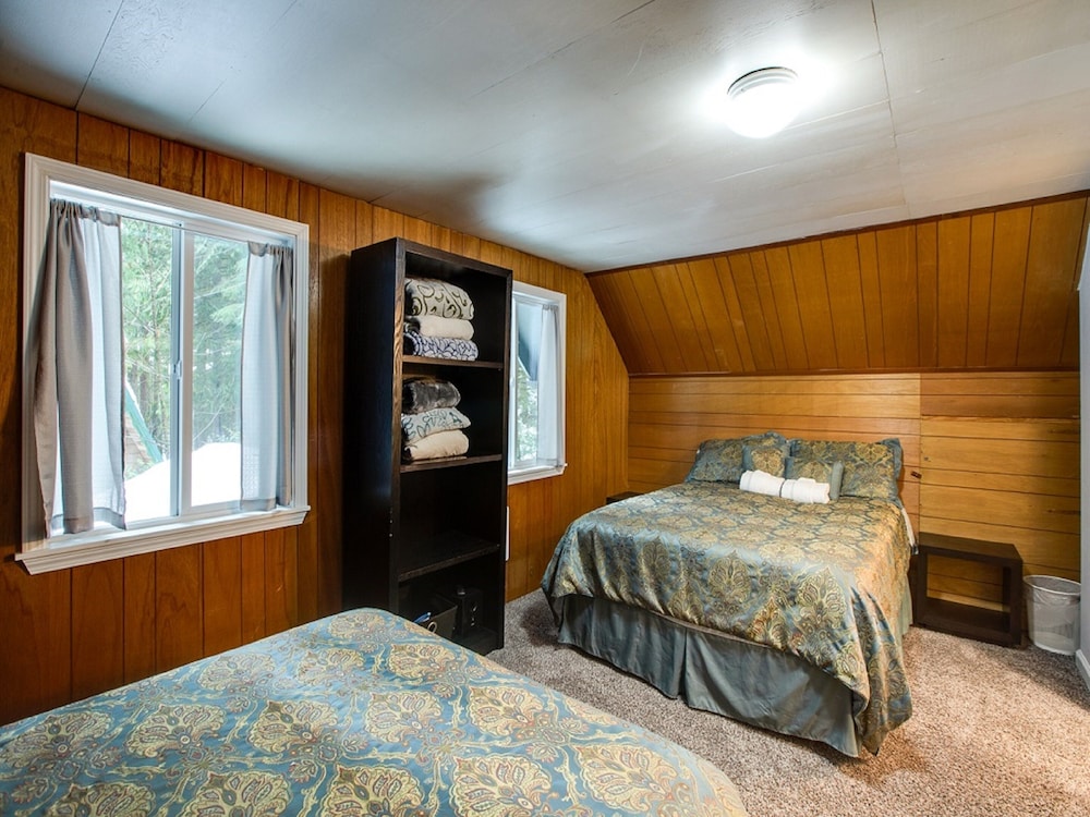 49SL - Hot Tub - WiFi - Fireplace - Sleeps 10 view 3