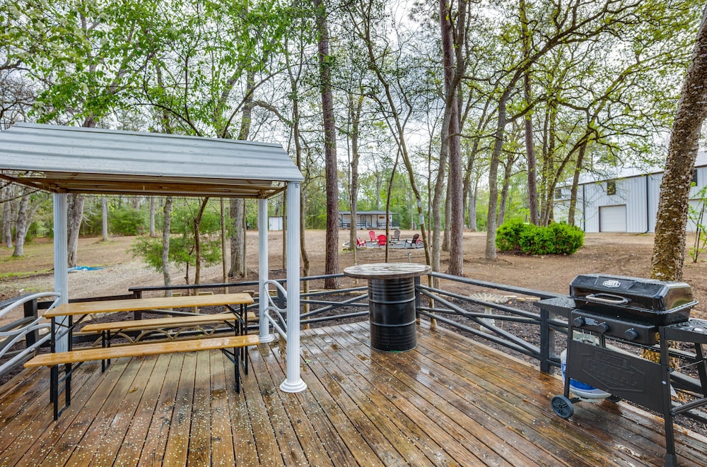 Willis Vacation Rental ~ 2 Mi to Lake Conroe! view 3