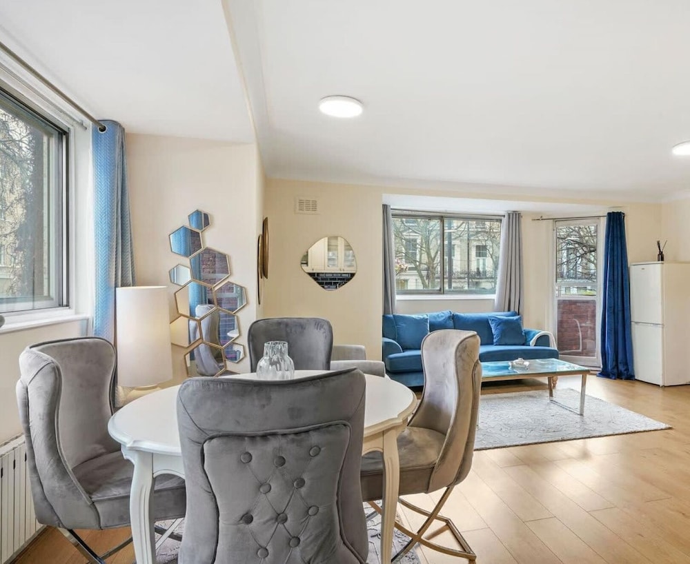 Extensively Roomy Bright 1 Bedroom Apartment view 3