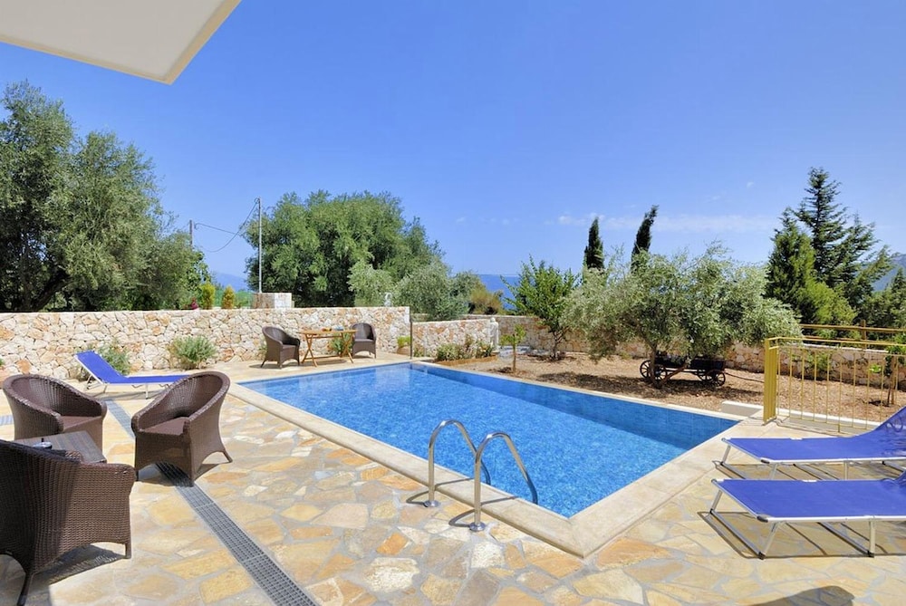 Villa Pinelopi With 2 Bedrooms and 3 Bathrooms view 3