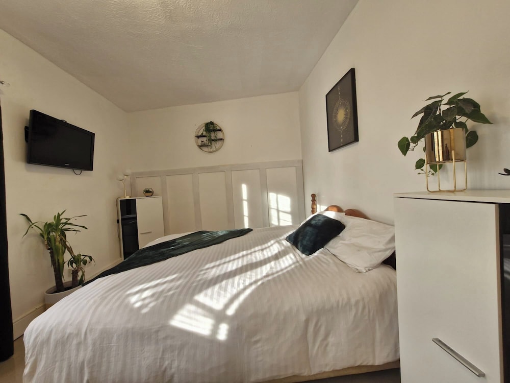 Beachside Retreat - Pets Ok - Free Parking