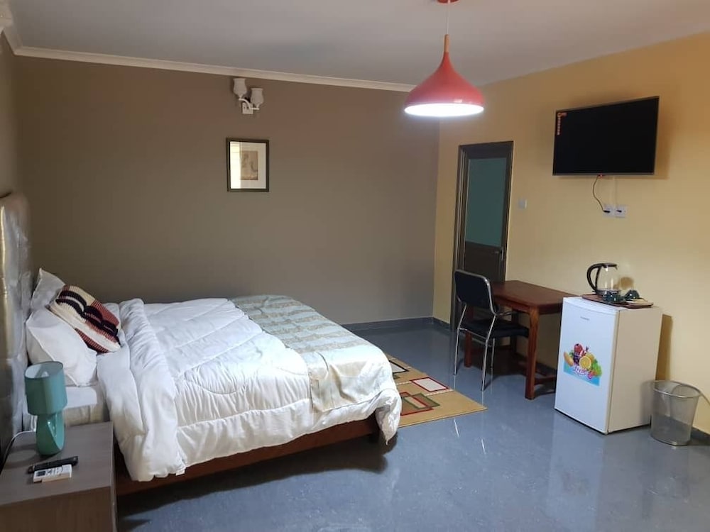 Ticheze Lodge And Car Hire view 4