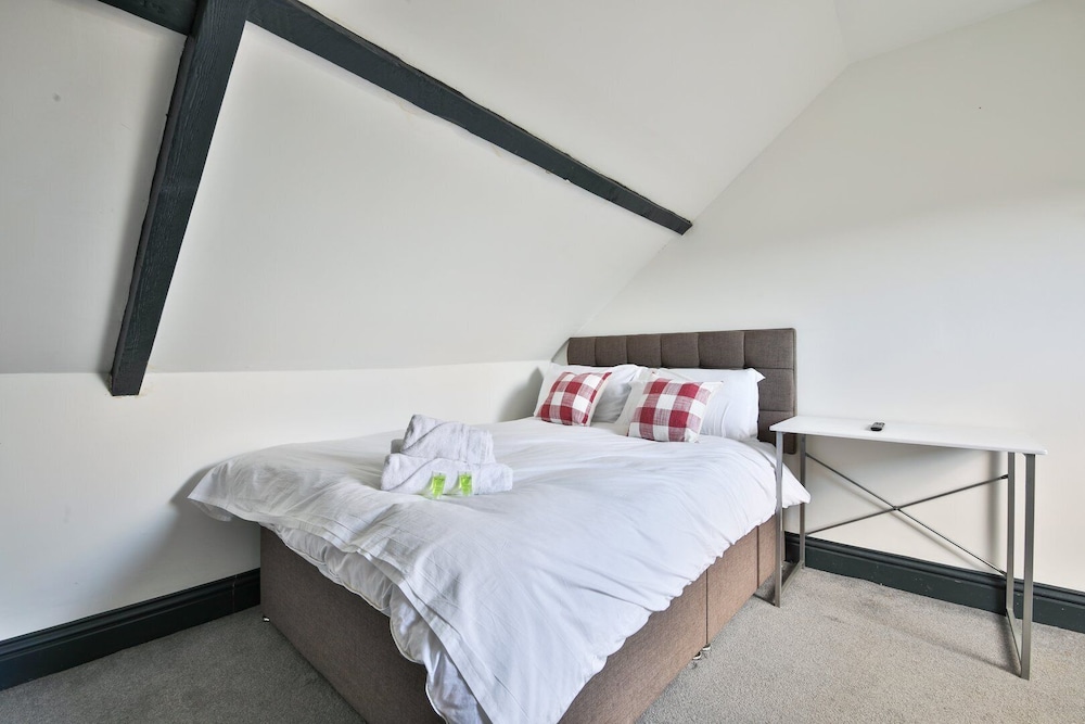 Bright 3-bed Swansea House + Parking
