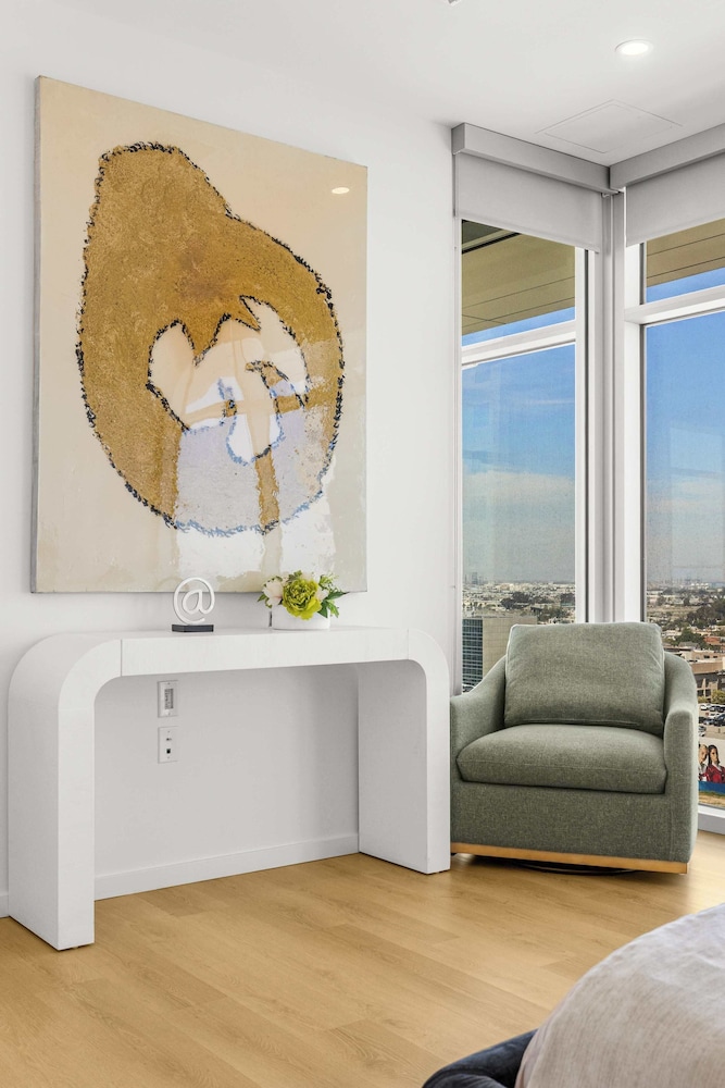 @marbella Lane - Chic 2BR Penthouse w/ Ocean Views