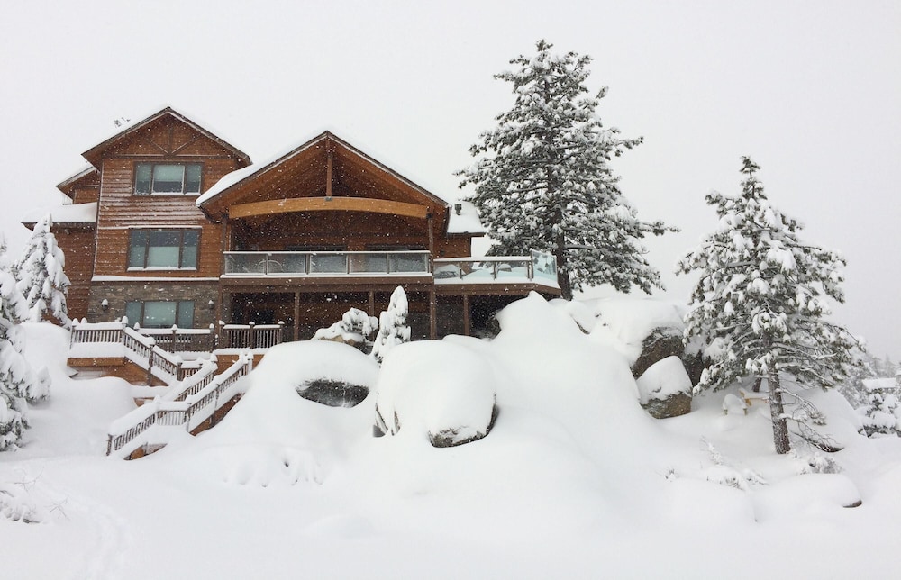 Boulder Cove Lakefront Estate