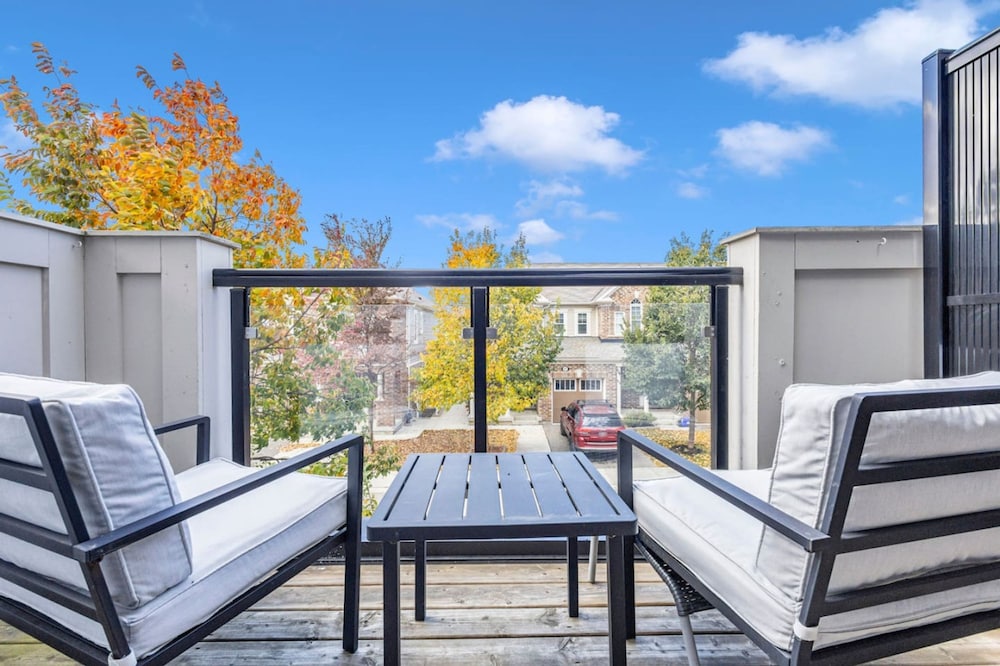 Cozy 3BR Home Parking Near Kitchener Attractions