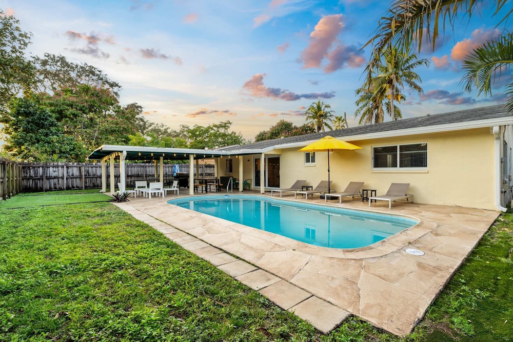 4BR With Private Pool and Game Room - Prime Location