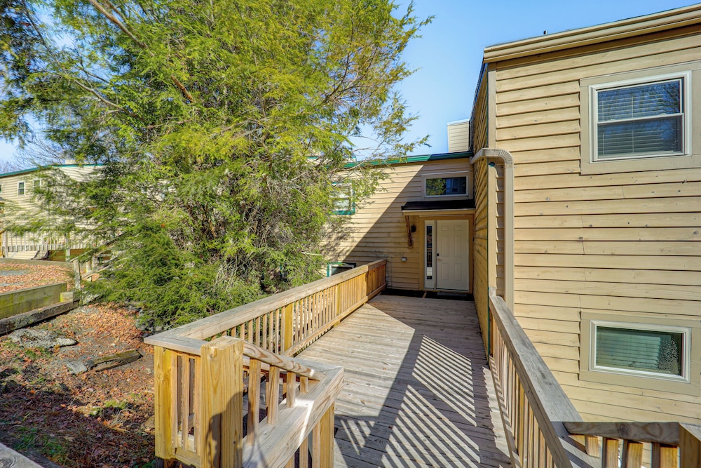 1 Mi to Skiing: Cozy Townhome in Beech Mountain!