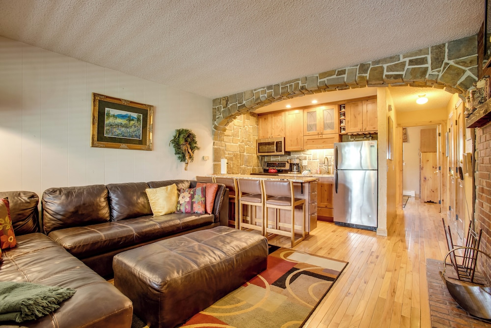 Pool & 3 Hot Tubs: Winter Park Condo on Bus Line