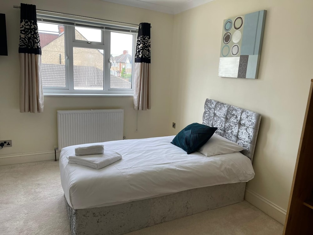 3-bed Semi-detached House, Wifi, Parking, Outdoor Space view 4