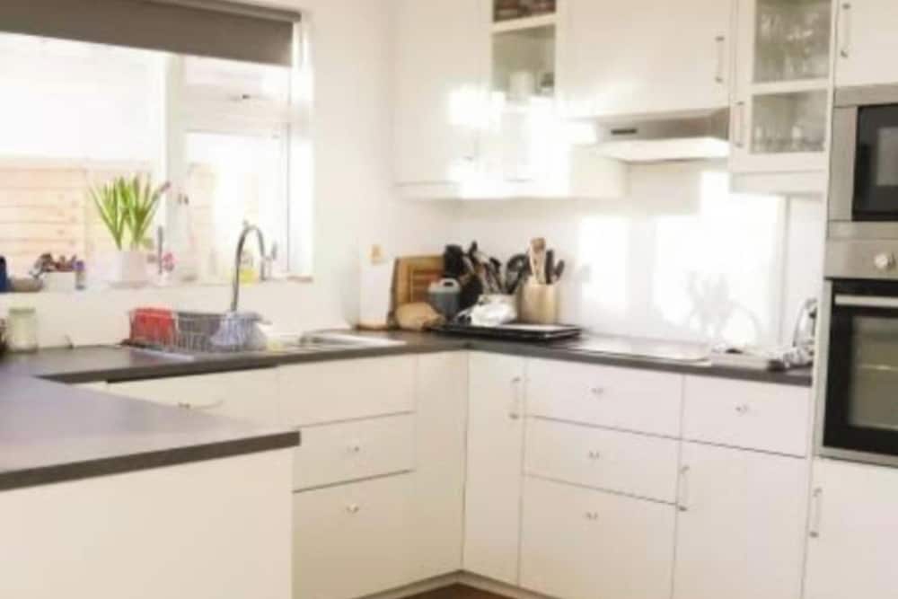 Coastal Hideaway - Sleeps 4 & Free Parking