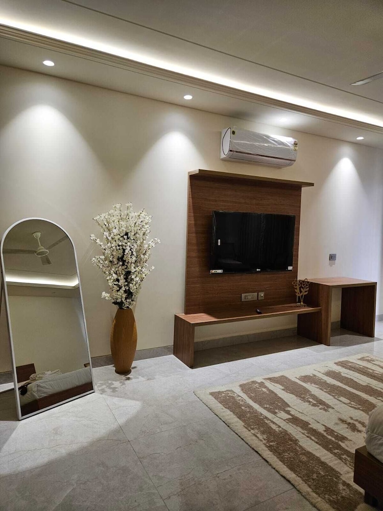 Hotel Dwellr