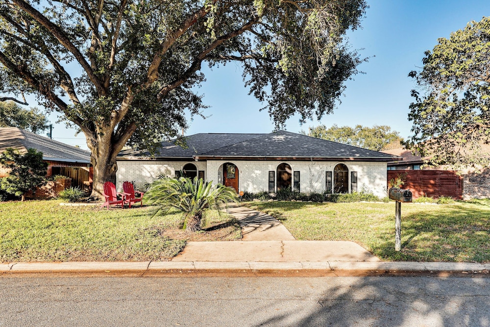 3 Mi to Downtown Mcallen: Quiet Home w/ Pool