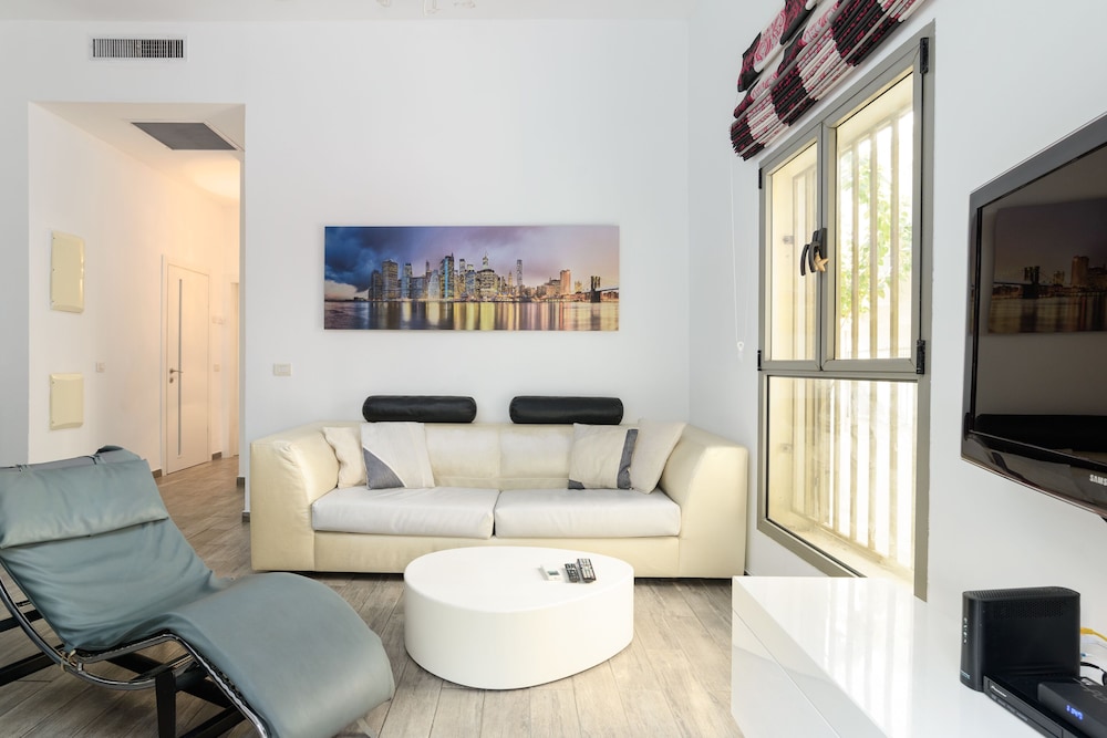 Family Apt & Private Garden near Beach by FeelHome