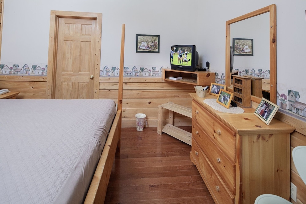Er 223 â Young's Hideaway Great Location â Close To Town! 4 Bedroom Cabin by RedAwning view 2